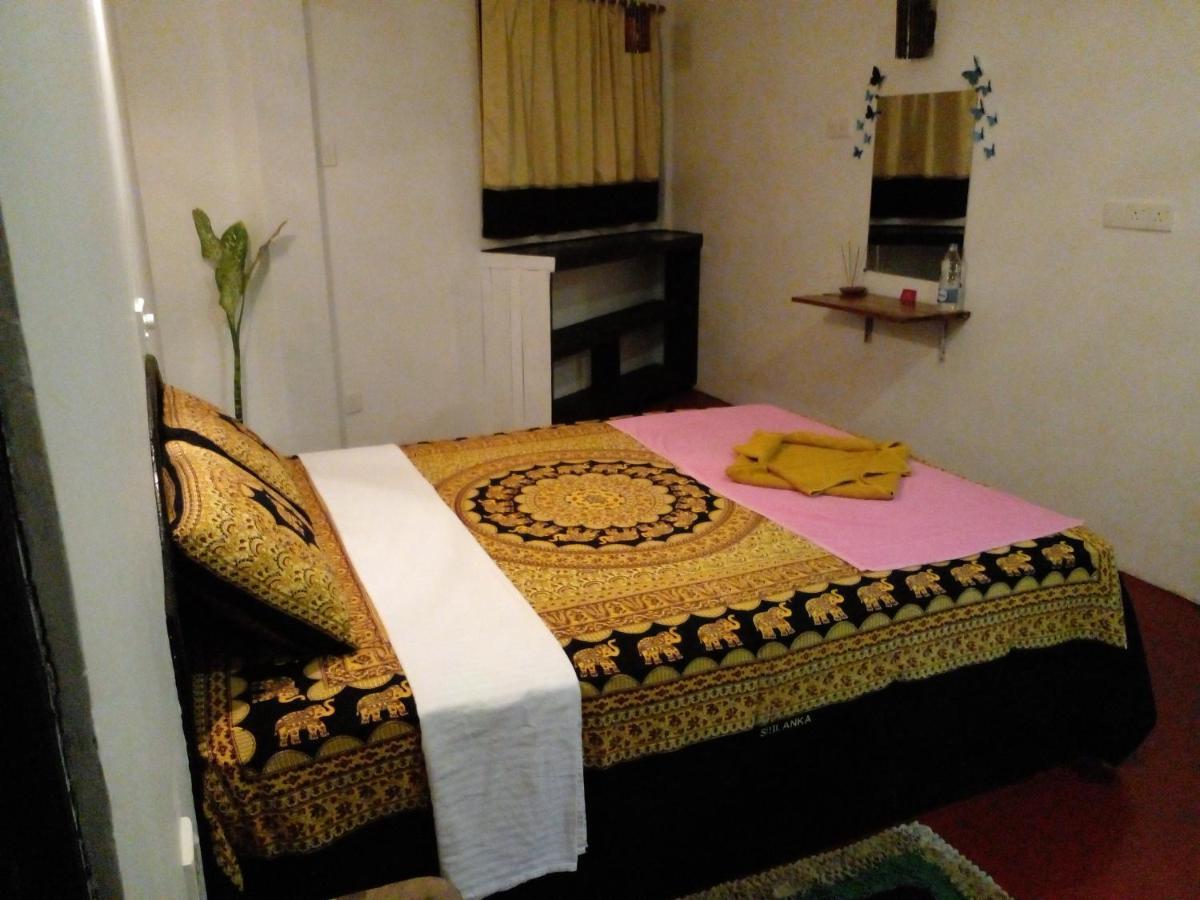 Malika'S Yellow House Hikkaduwa Εξωτερικό φωτογραφία